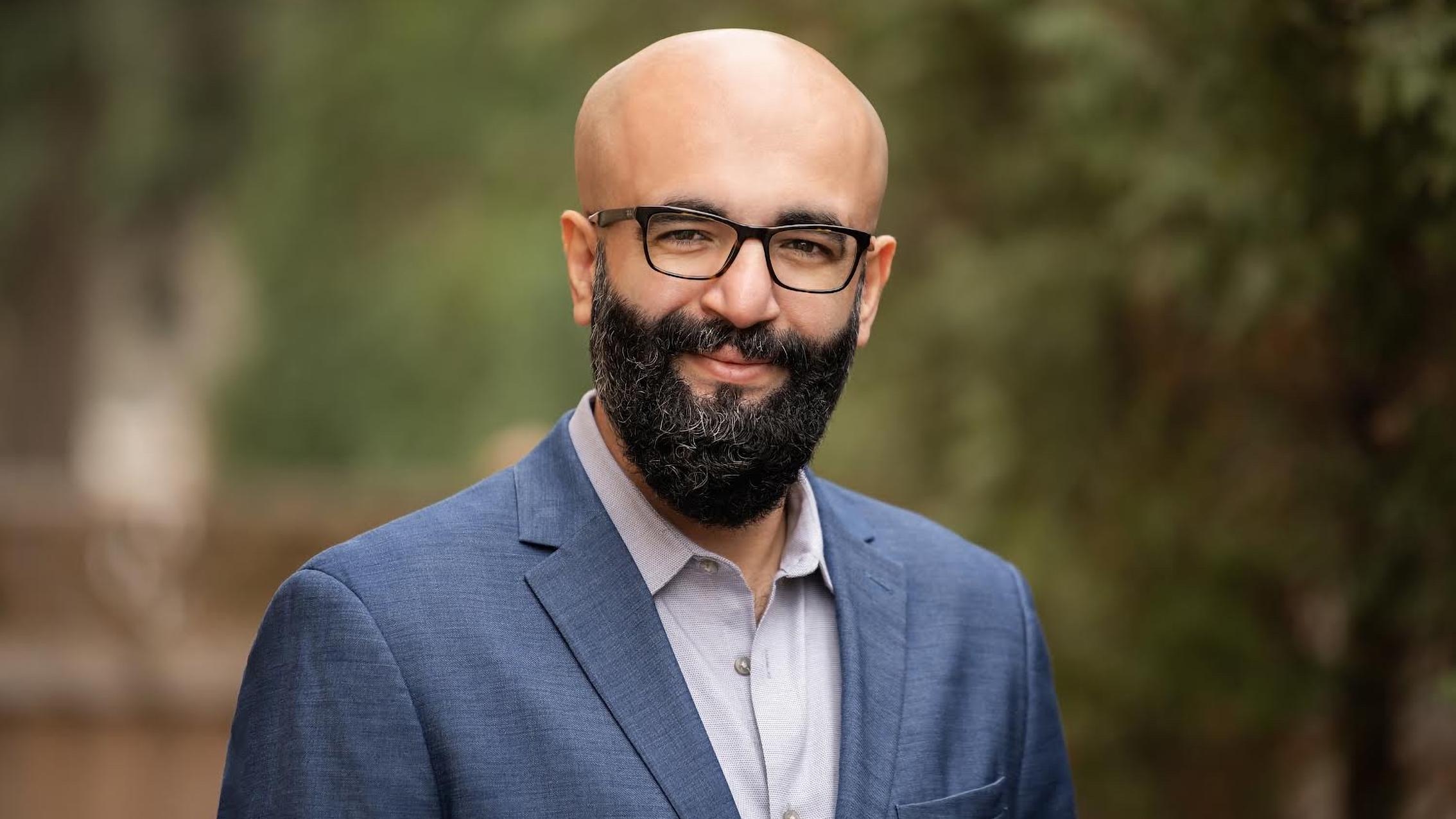 Entrevista com o gerente Ali Alfkhafaji: como a Omnicom construiu uma IA para 75.000 funcionários