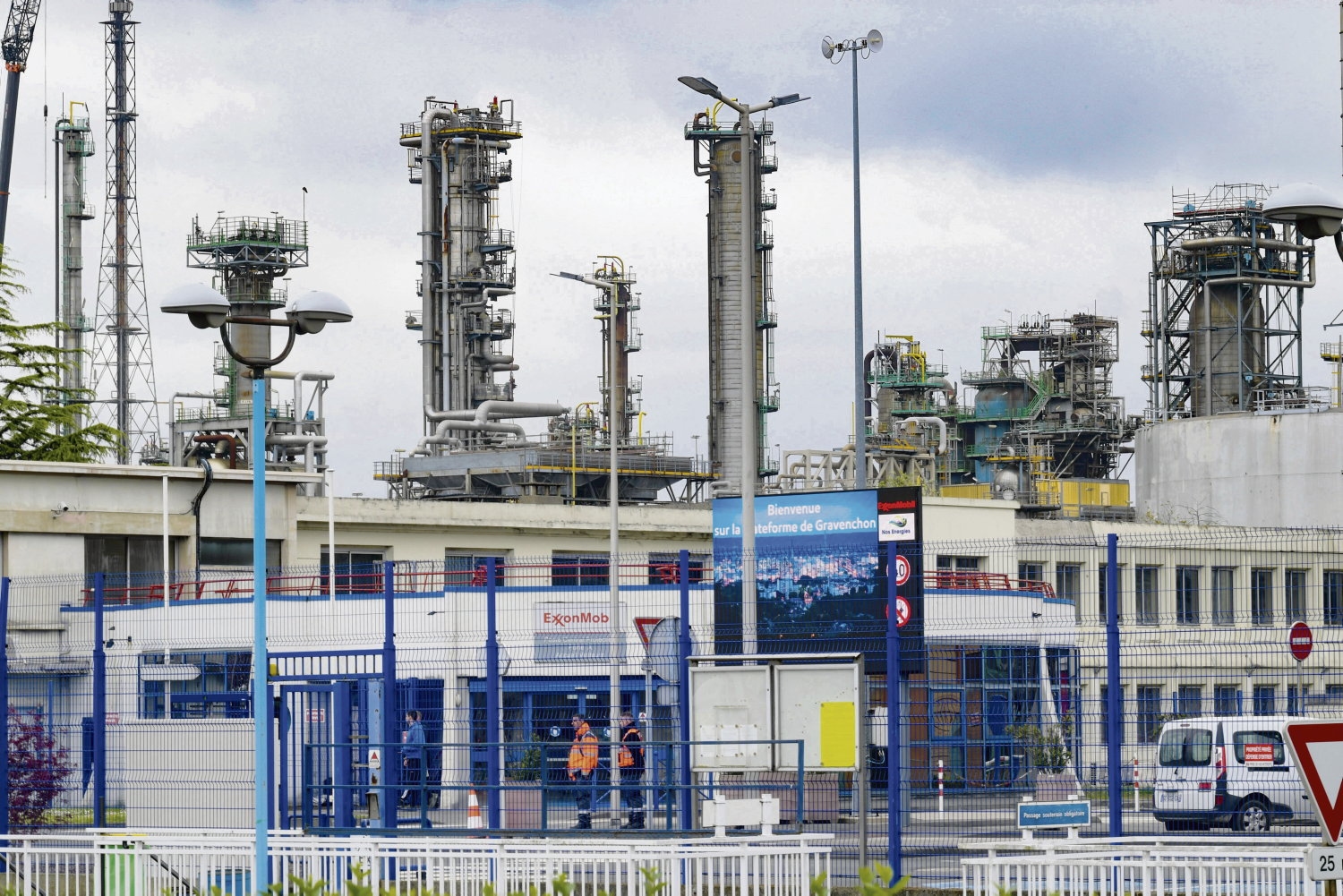 «Мы в неведении»: сотрудники Esso обеспокоены непрозрачным поглощением и требуют гарантий