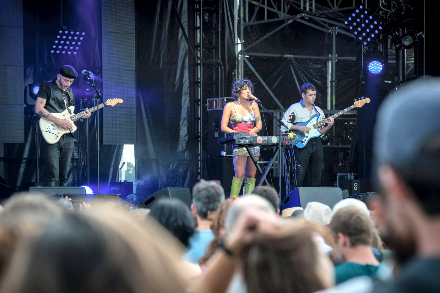 "Até normalizar": Agredida durante show, Rebecca Baby, vocalista do grupo Lulu Van Trapp, faz topless para denunciar violência machista
