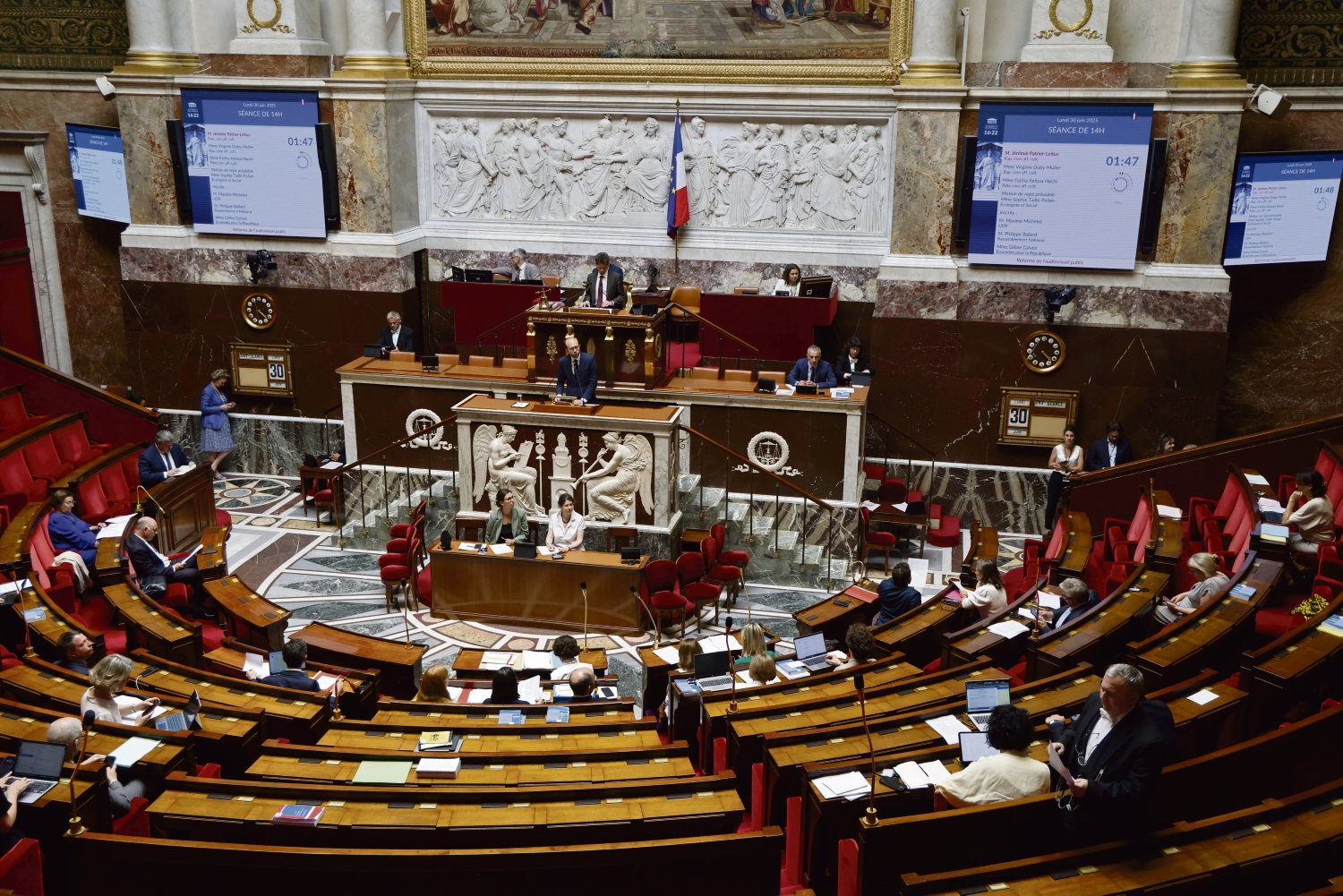 Tussen nederlaag en desertie zijn de Macronistische afgevaardigden buiten adem voor de zomerstop