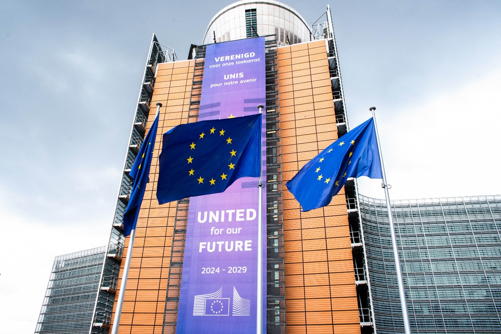 Ustawa o sztucznej inteligencji: Około czterdziestu stowarzyszeń, w tym Międzynarodowa Federacja Dziennikarzy, potępia „zdradę celów europejskiego rozporządzenia”