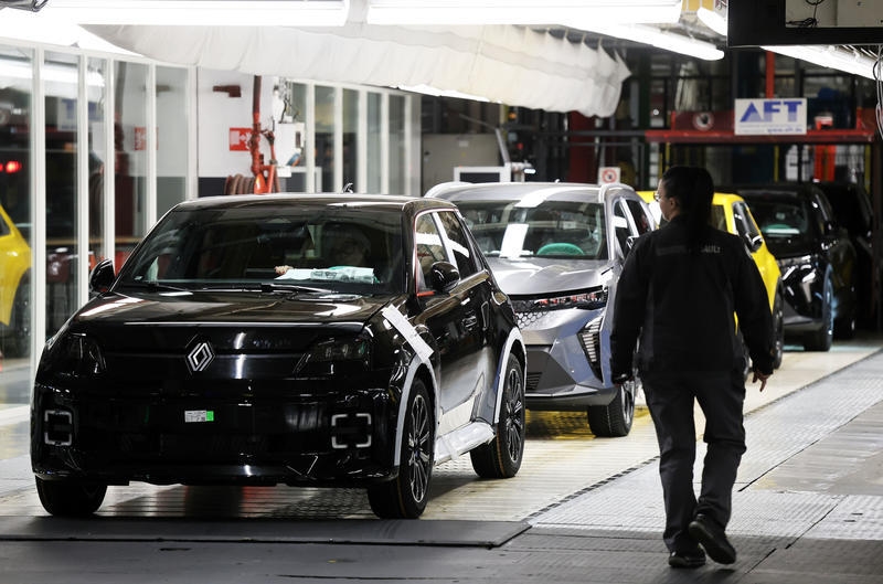 Elektrikli otomobiller: Üreticiler, Brüksel'in içten yanmalı motorlara yönelik yasağı 2035'e kadar ertelemesini sağlamak için bekliyor
