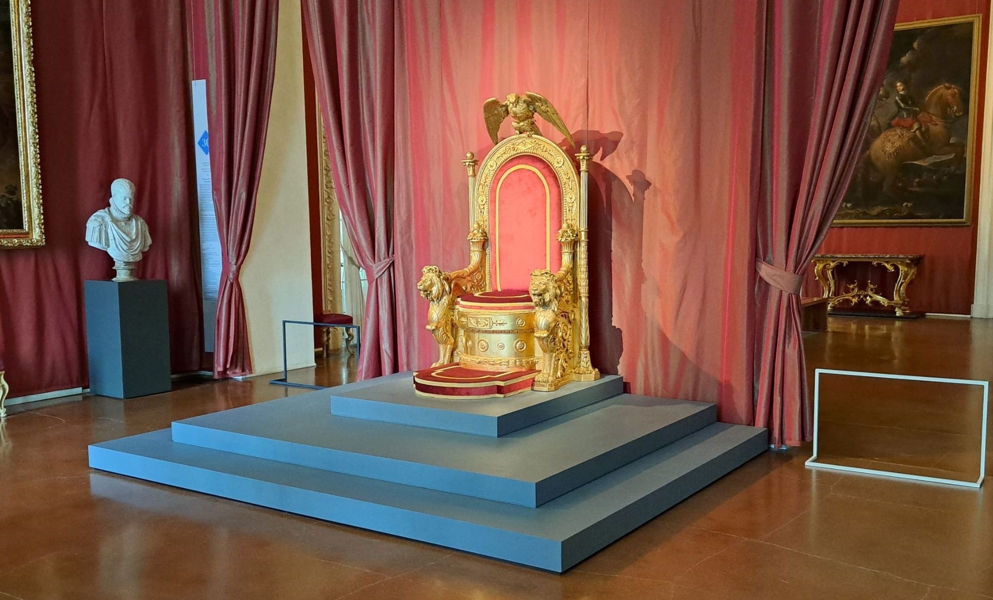 Revelation at the Royal Palace of Naples: the throne under restoration is not Bourbon, but Savoy