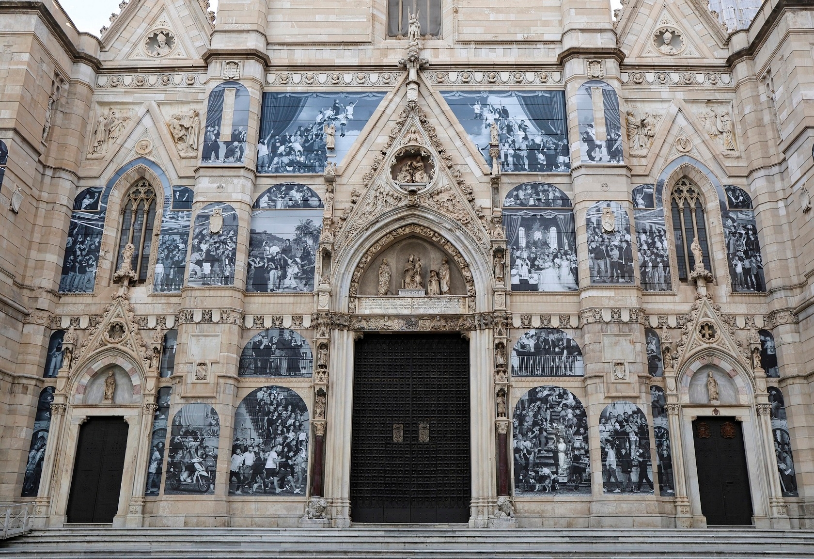 Wer bist du, Neapel? Auf dem Dom sind Porträts von 606 Bürgern zu sehen. JR, die Präsentation des Projekts in der Gallerie d'Italia