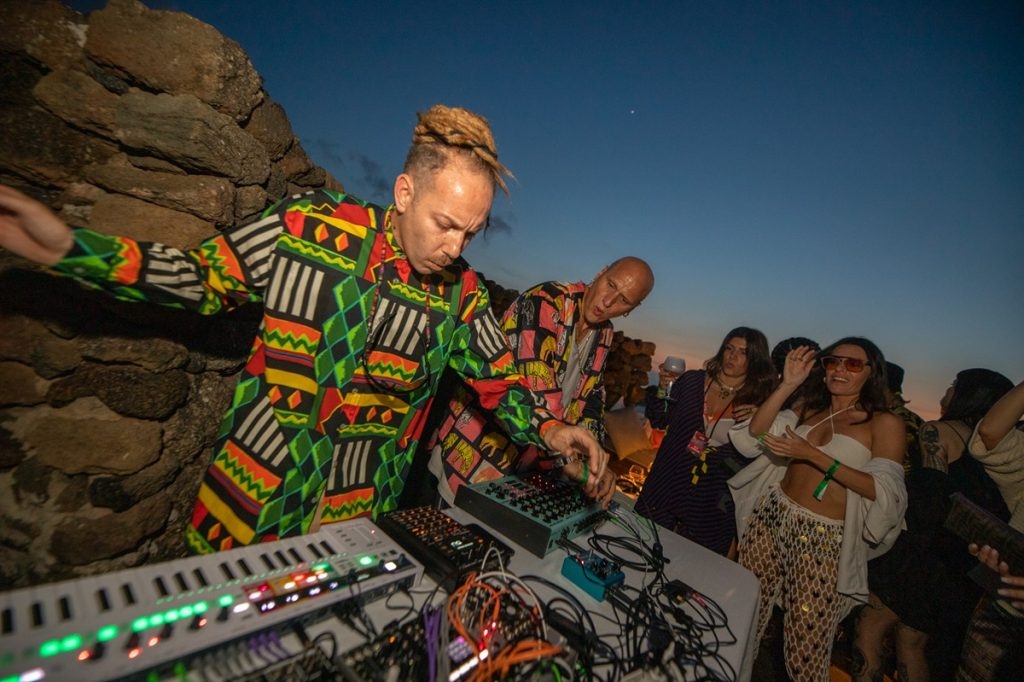 Seth Troxler, Dardust und Heißluftballons bei Sonnenuntergang: Der Island Fuze Tea kehrt nach Pantelleria zurück