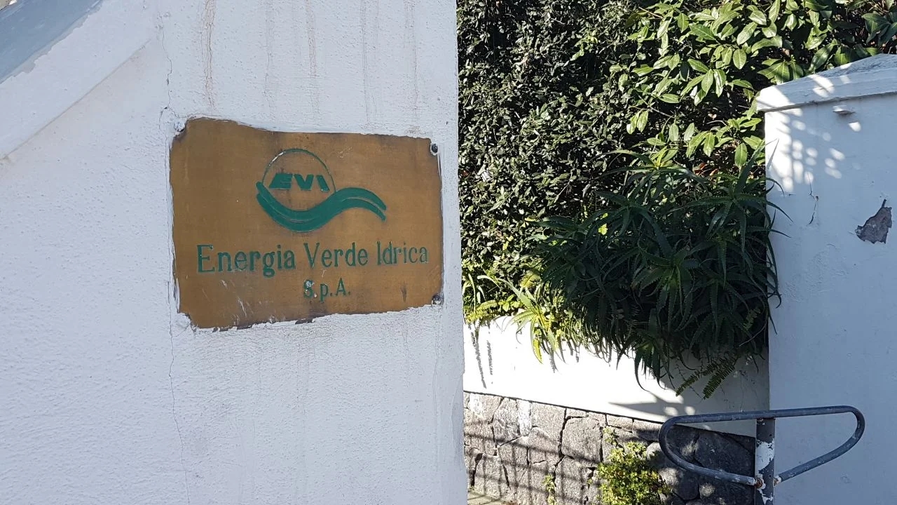 Evi, er is een rechtszaak over “ontslag” vanwege inefficiëntie! En de Raad van Bestuur neemt 6 van de 12 mensen aan