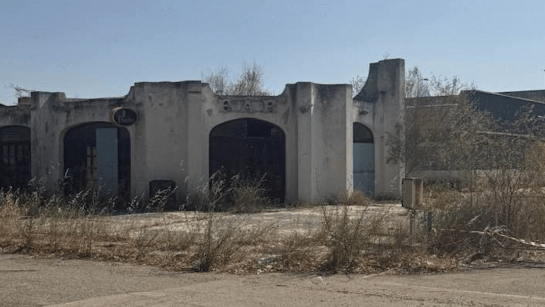 It's the Foggia Fair, but it looks like the set of "The Walking Dead." The complaint: "An abandoned, iconic site."