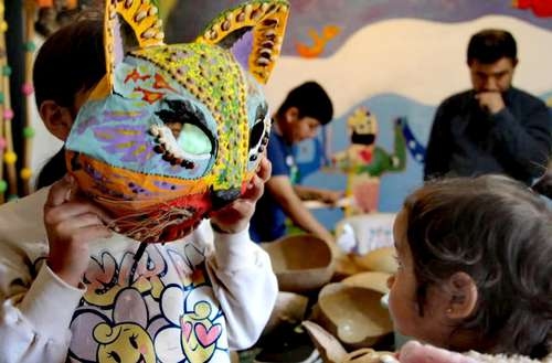 Elaboran máscaras para carnaval en honor de los árboles, el agua y la Tierra