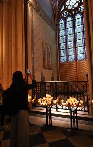 Yangından kurtulan Guadalupe'li Meryem Ana, Notre Dame'a geri döndü.