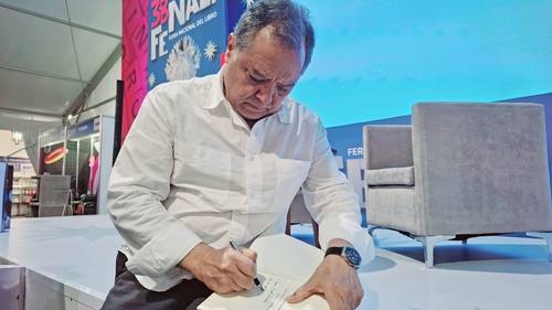 En su libro Retlatos, José Ángel Leyva se pone “en las ropas” de 30 artistas entrevistados por él