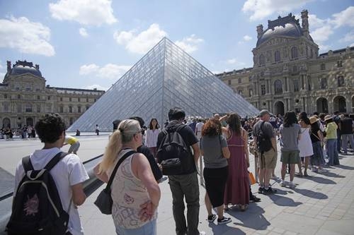Der Louvre schließt, weil er überlastet und unterbesetzt ist – eine Warnung vor Overtourism.