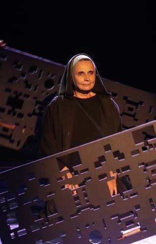 Hildegard inszeniert eine Brücke zwischen dem Mittelalter und der gegenwärtigen ökologischen Krise
