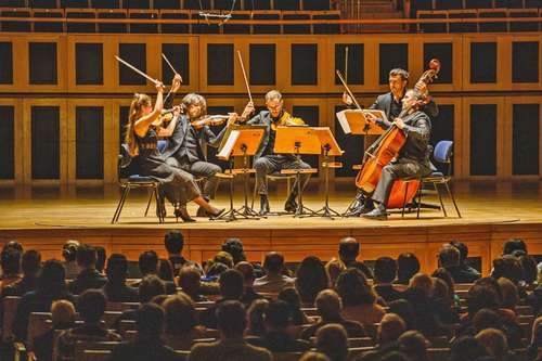 Kwintet smyczkowy Wiener String Quintet uhonoruje braci Strauss pokazem „sztuki aranżacji”.