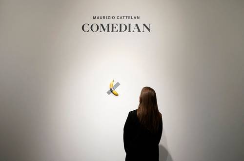 Besucher biss in Banane, die an einer Wand im Pompidou klebte, von Maurizio Cattelan