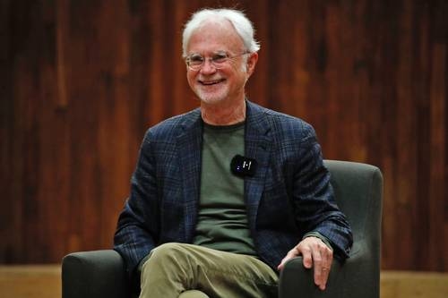 “Mi identifico molto con Mark Twain per il suo senso dell’umorismo”: John Adams