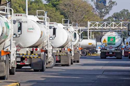 Sheinbaum completa 11 meses superando dificuldades financeiras e desafios comerciais.