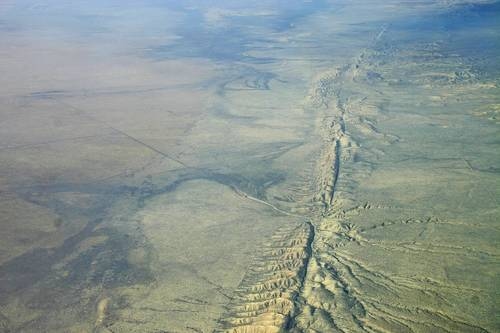 Zwei große Verwerfungen im Westen der USA verbunden; kein Datum, möglicherweise kolossales Erdbeben