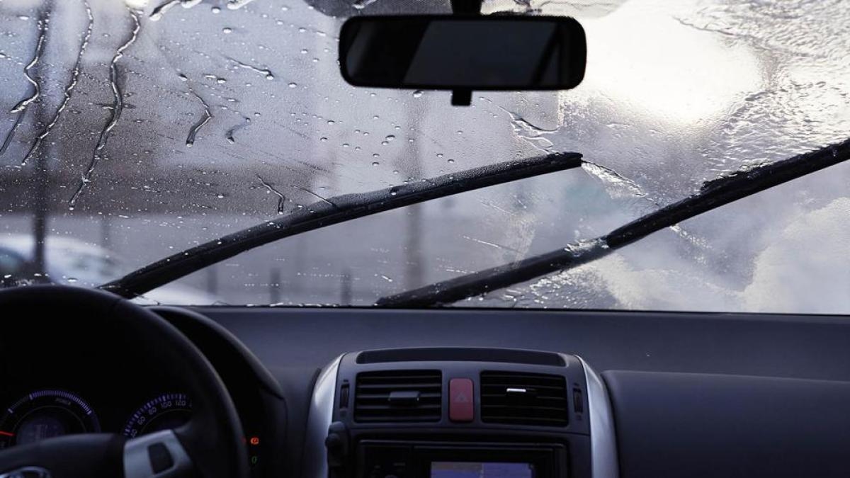 A DGT alerta para os perigos da chuva e orienta sobre como conduzir em estradas molhadas para melhorar a segurança rodoviária.