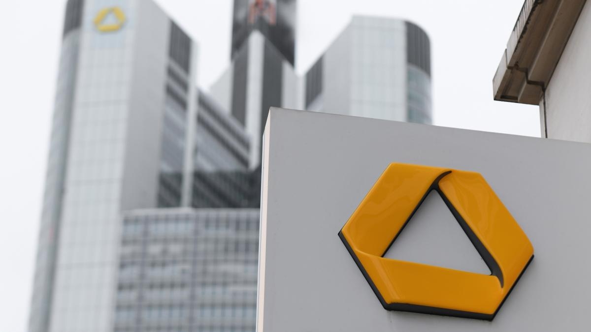 Unicredit augmente sa participation dans Commerzbank à 26% et annonce son intention d'atteindre 29%.