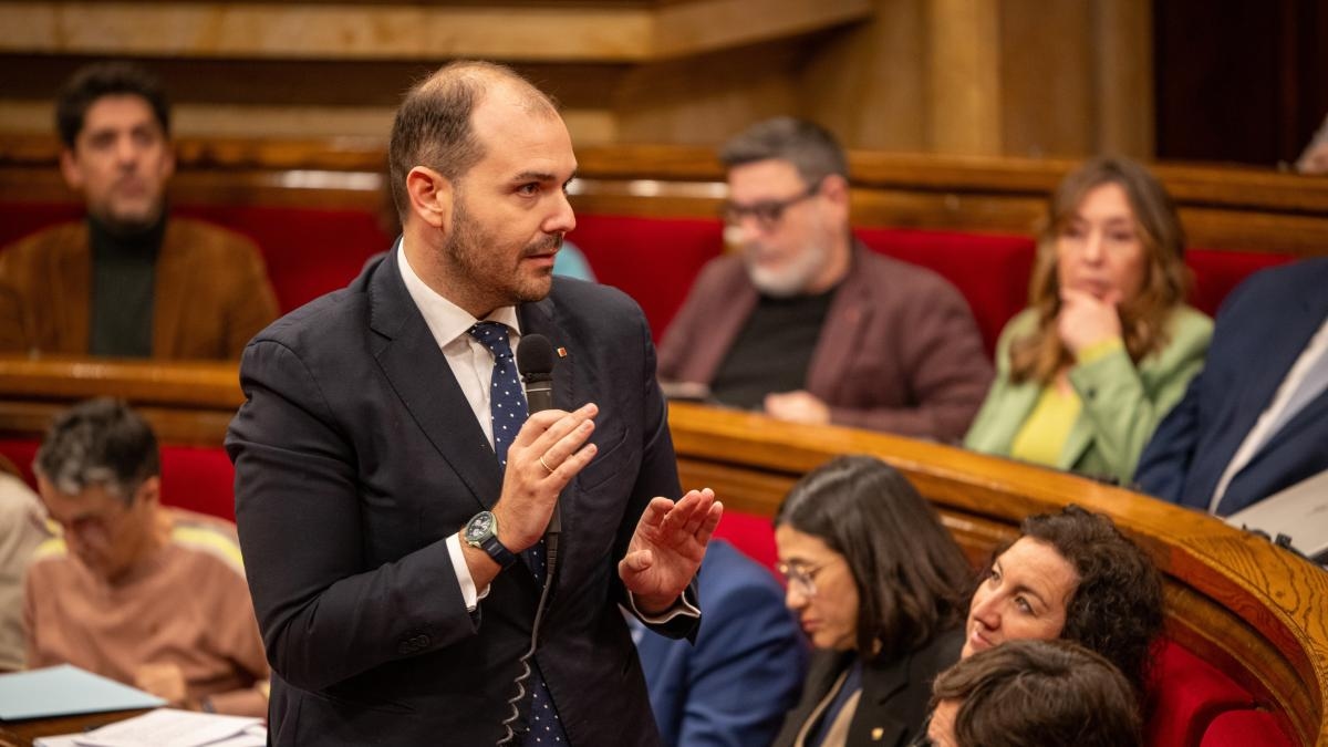 Dalmau, Ayuso'yu "destekleyici olmamakla" suçluyor ve tüm PP özerk bölgelerinin FLA muafiyetinden yararlanacağını öngörüyor