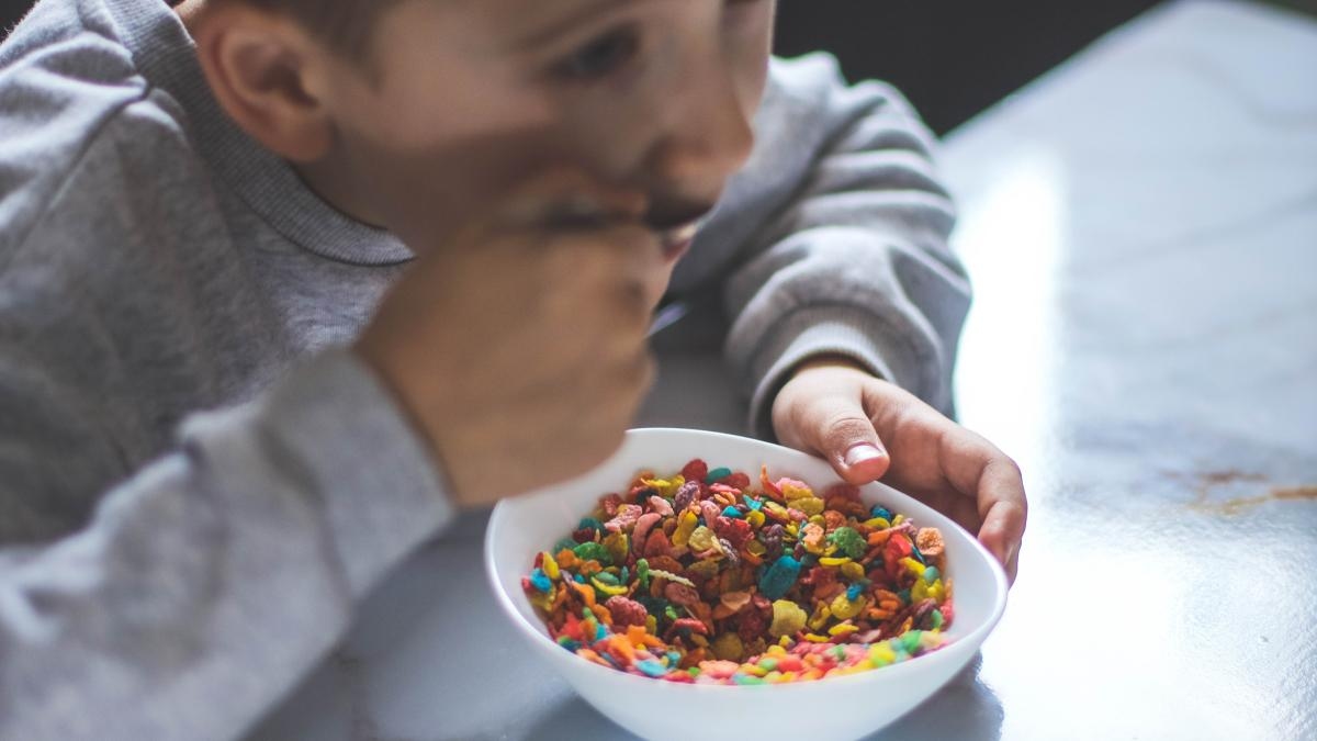 Metà della dieta dei bambini è ultra-elaborata: come influisce sulla loro salute?