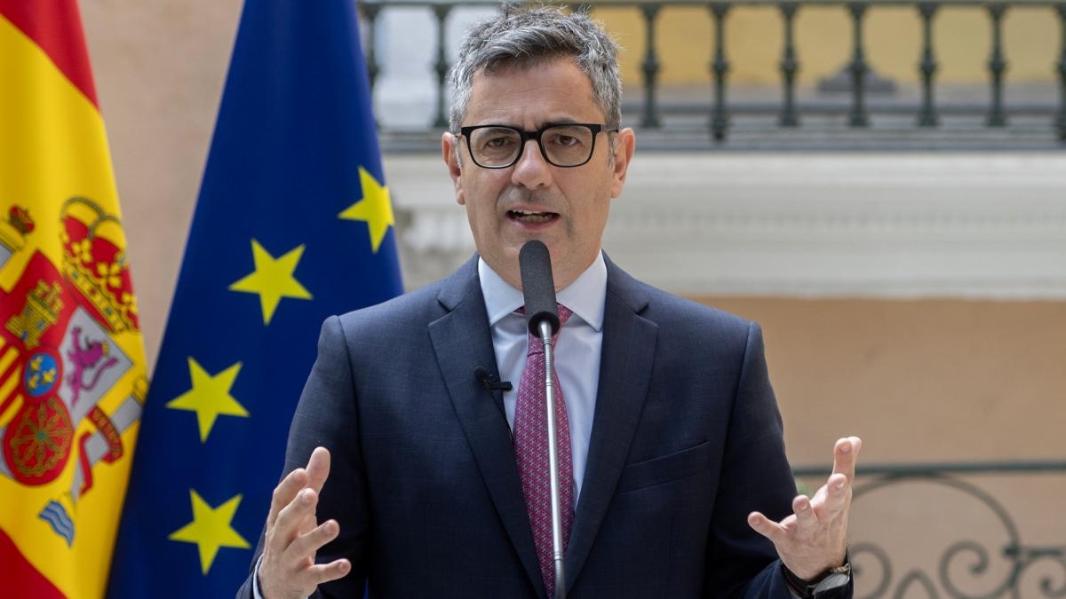 Rechter Peinado tegen minister Bolaños: "Glimlach niet."