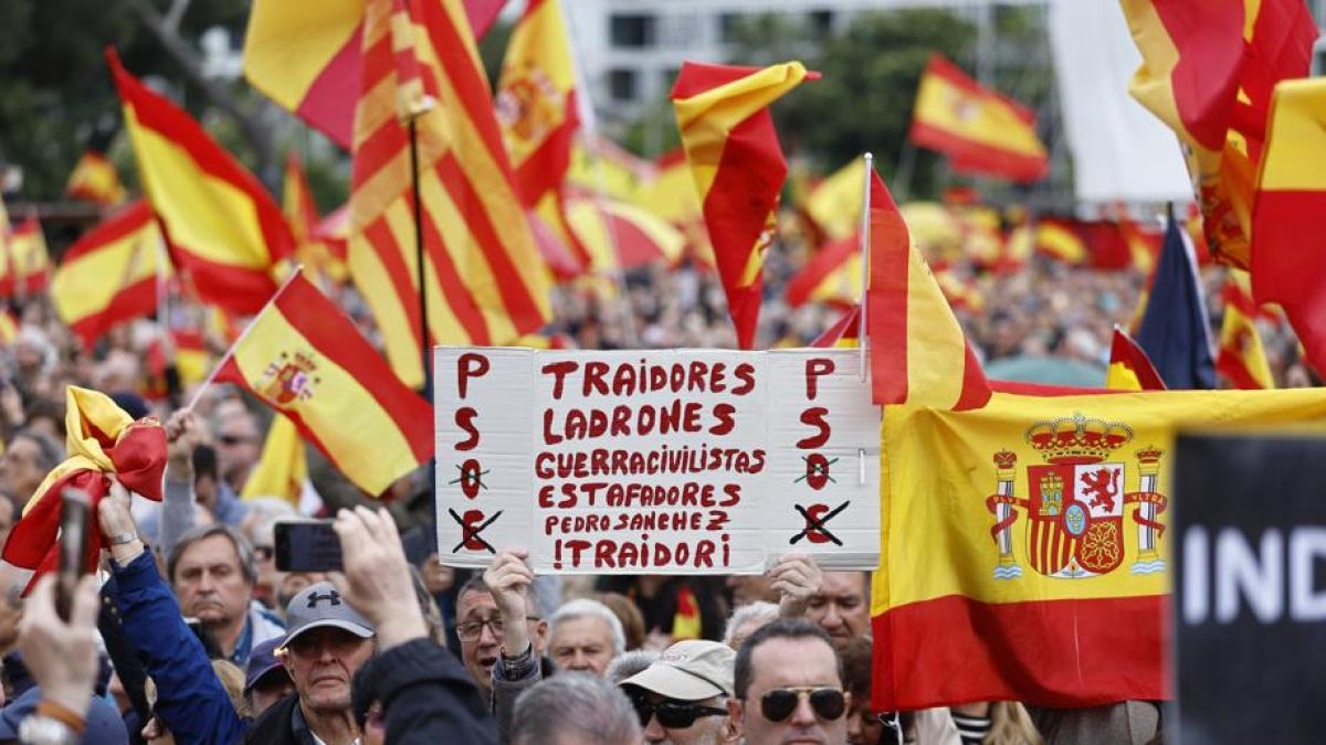 Cerca de 25.000 pessoas exigem a renúncia de Sánchez devido à queda de energia.