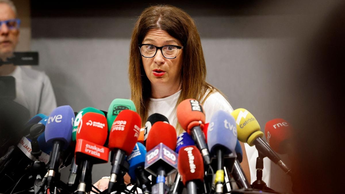Het Openbaar Ministerie verzoekt om een onderzoek naar Leire Díez wegens vier mogelijke misdrijven.