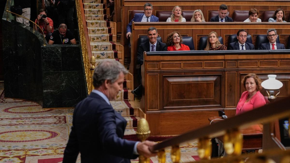 Sánchez przezwycięża impas i na razie utrzymuje większość nad Feijóo.