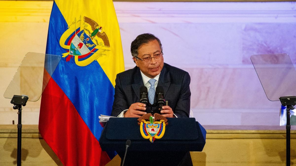 O presidente Petro acredita que Uribe é responsável por sua própria sentença de 12 anos.
