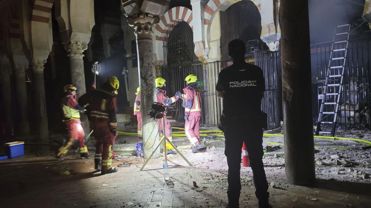 Das Dach einer Kapelle in der Moschee von Córdoba stürzt nach einem Brand ein.