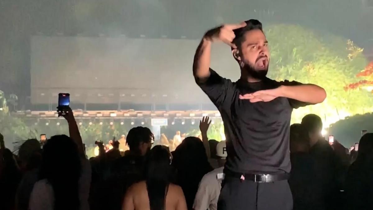 Bad Bunny fa ballare i sordi al ritmo degli interpreti della lingua dei segni.