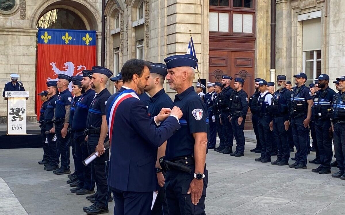 In Lyon, the city hall will introduce a three-year "service commitment" for its municipal police officers.