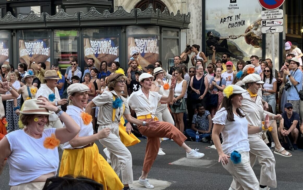 En imágenes: La Bienal de Danza de Lyon arranca con su tradicional desfile