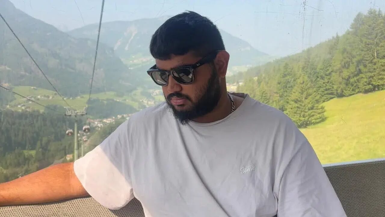 Pooni Sirman foi encontrado morto após desaparecer após uma partida de futebol. Suspeita de acidente.