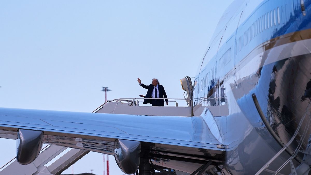 Press on flight to Middle East: Trump leaves agencies without any space on Air Force One