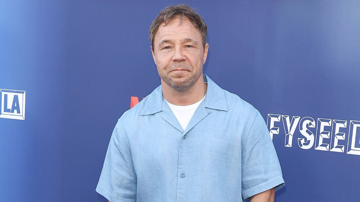 Emorragia nel bagno dell'aereo: Stephen Graham operato d'urgenza sull'aereo