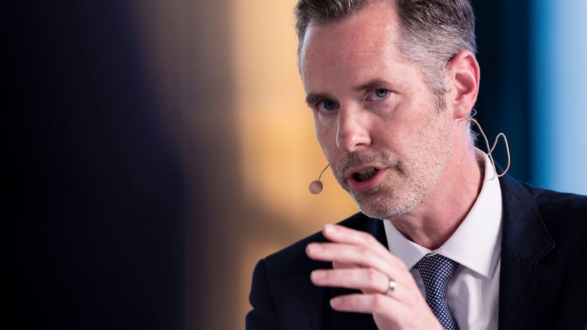 Líder do FDP, Dürr, em entrevista: "Merz se aliou totalmente ao SPD"