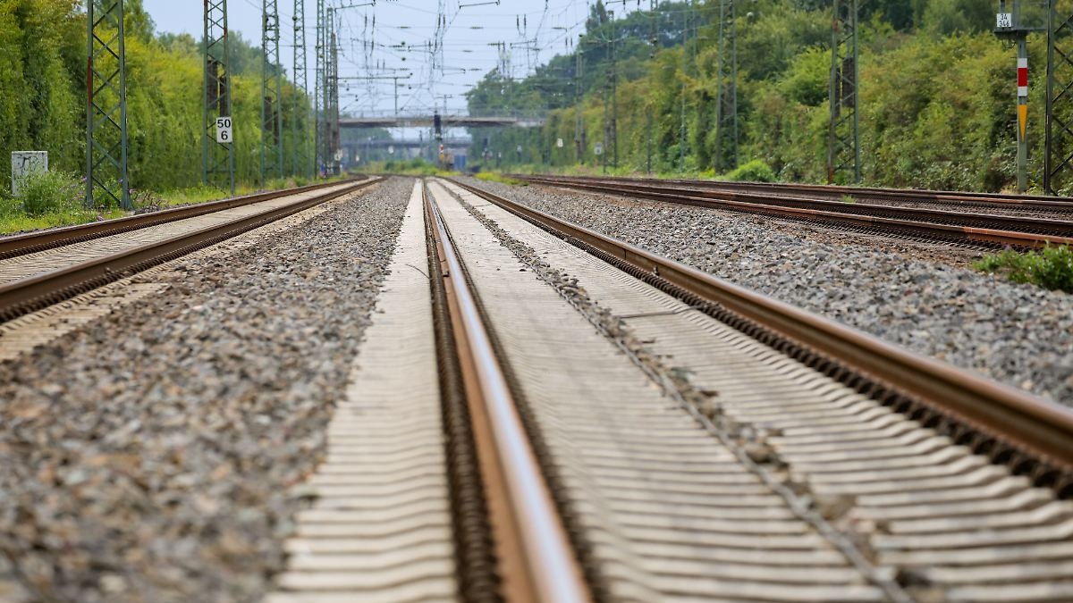 Tras el incendio provocado: se reabre la línea ferroviaria Düsseldorf-Duisburg