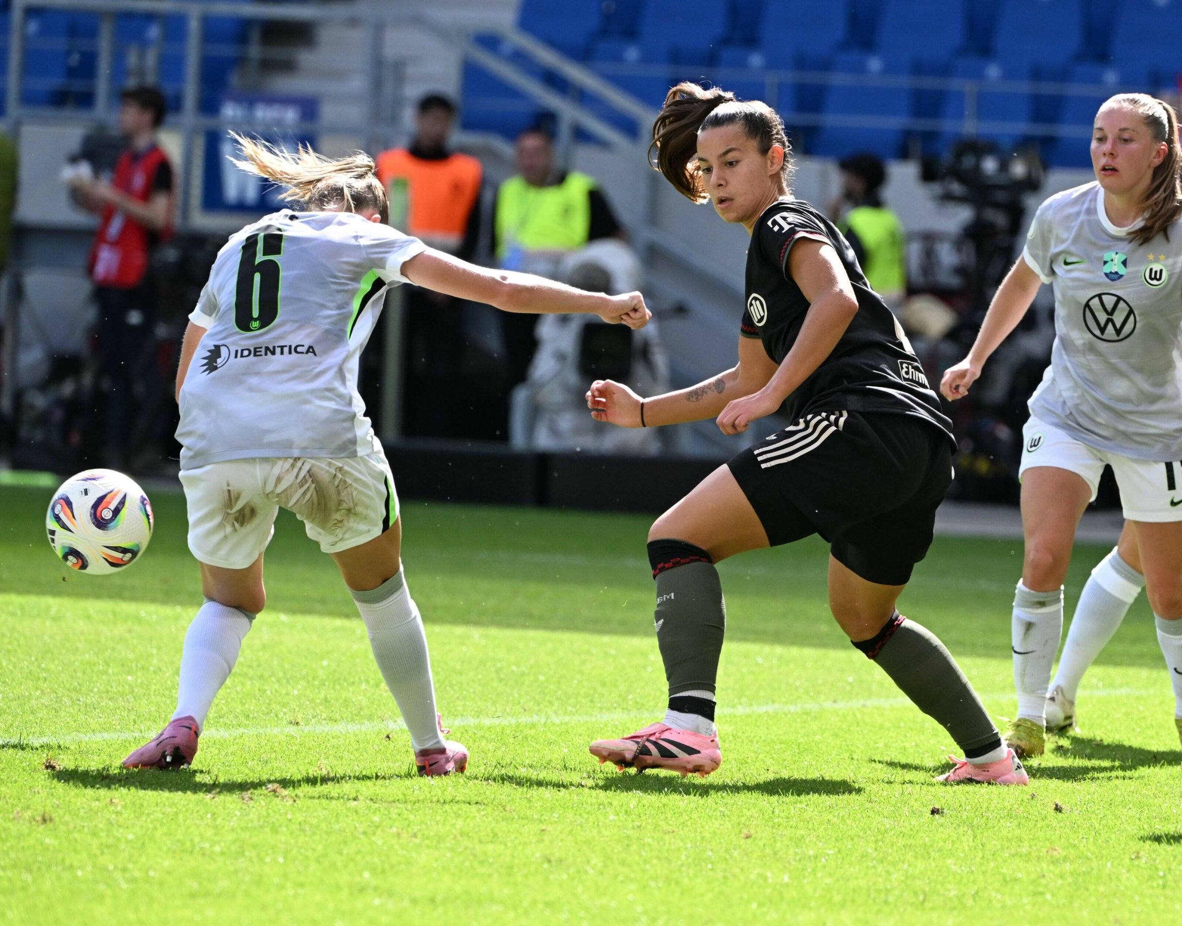 Futebol | Lena Oberdorf comemora retorno com vitória na Supercopa