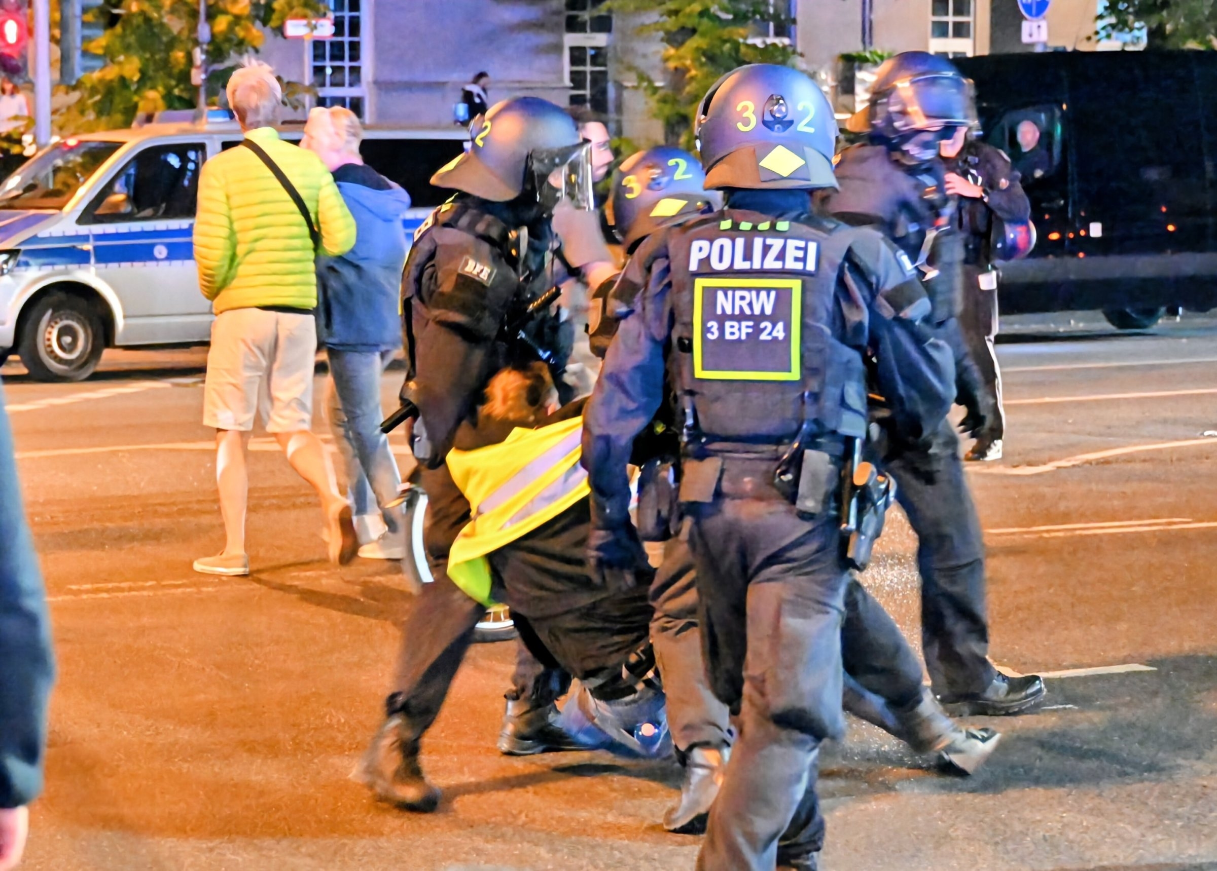 Manifestazione contro la guerra | Cordone di polizia di Colonia: "Una svolta e una vendetta pura"
