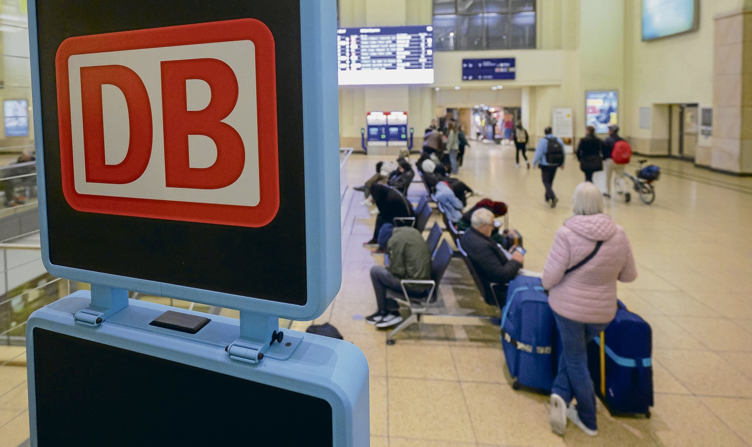 Эвелин Палла | Министр транспорта Шнайдер: запуск новой железной дороги вызывает вопросы