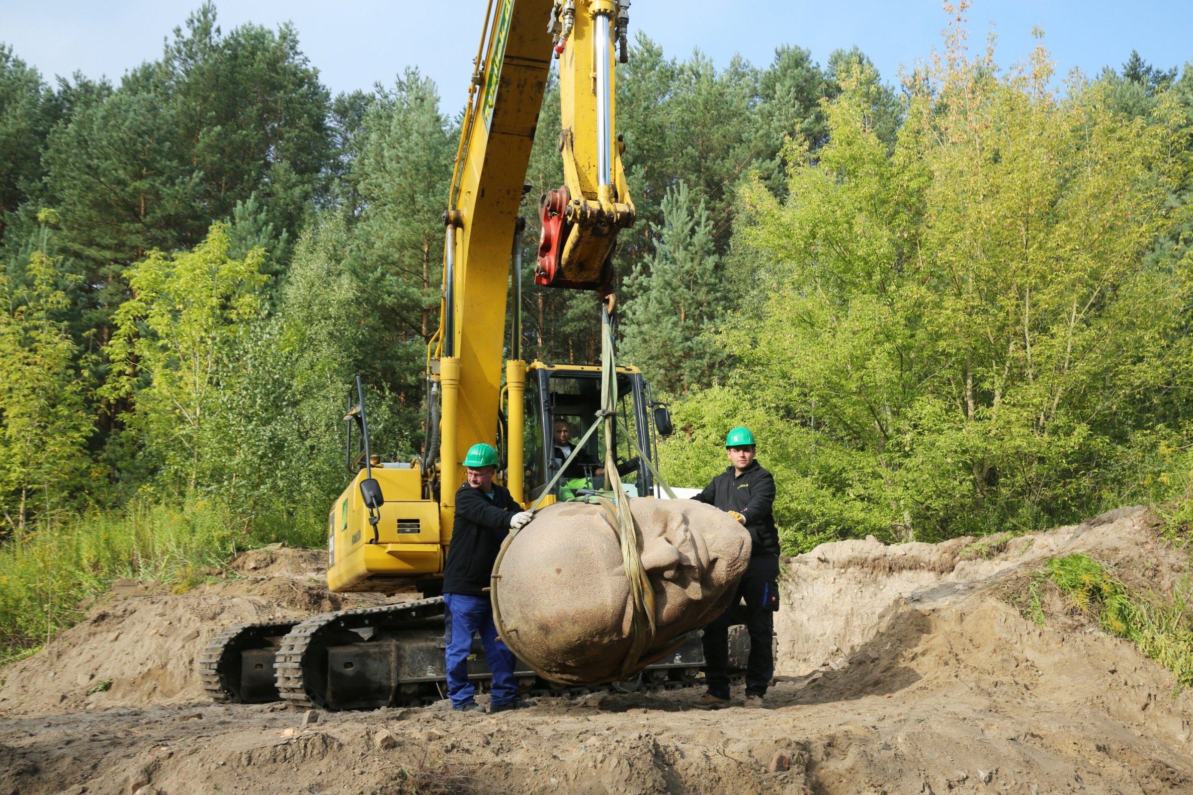 Niemiecka Republika Demokratyczna | Sztuka z NRD: Lampy Ericha i głowa Włodzimierza