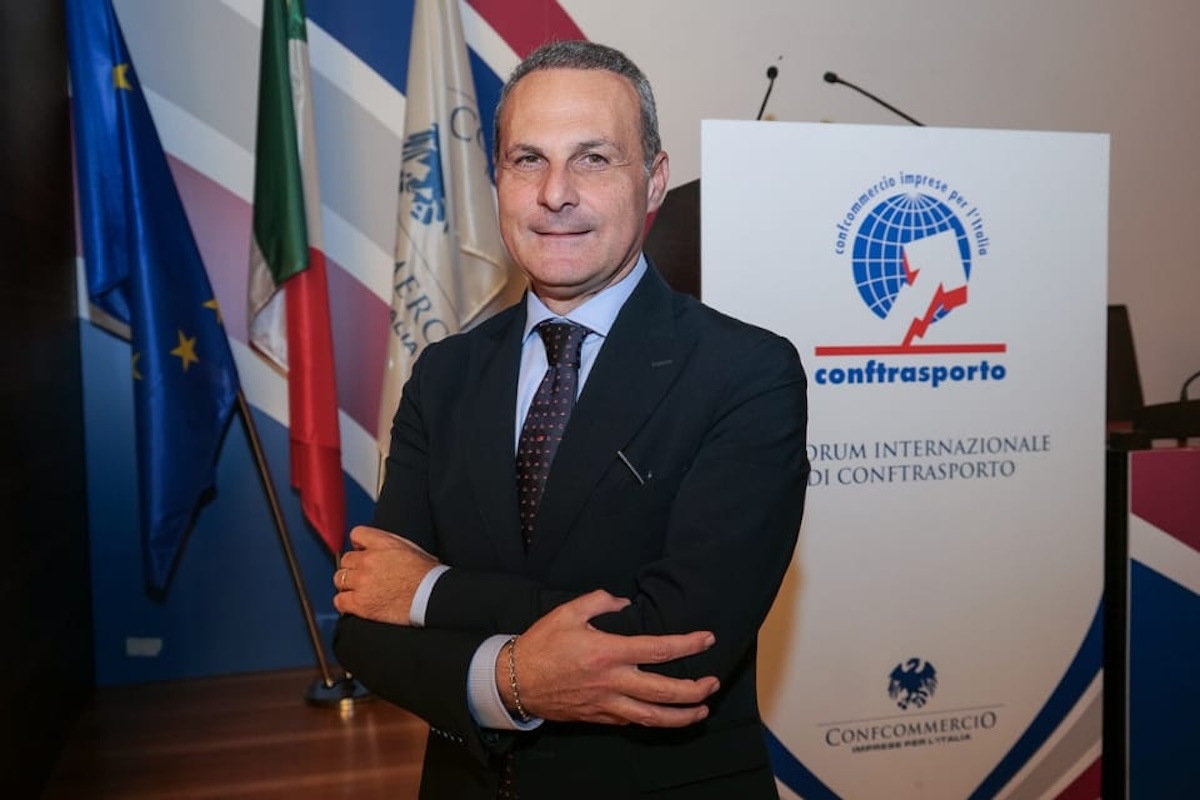 Emisiones de CO₂: la UE indulta a los coches, no a los camiones. Conftrasporto: “Error grave”