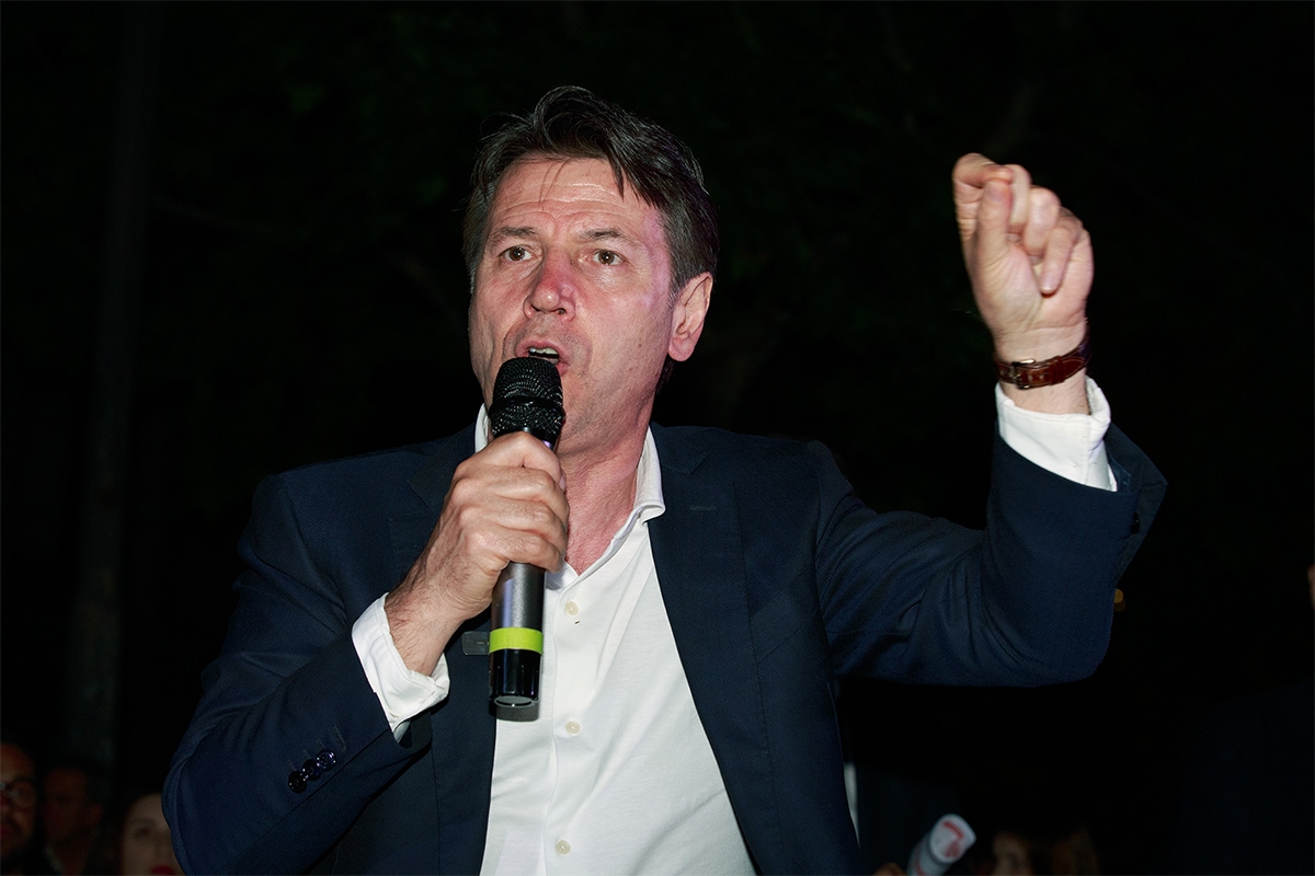 De regering van Meloni schrijft geschiedenis door haar lange bestaan, is het scherpe antwoord van Conte.