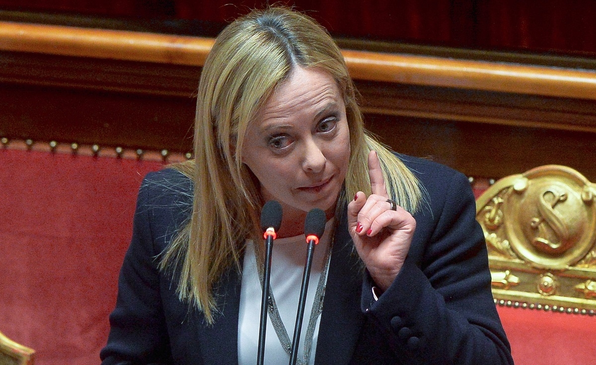 Meloni begint een vernietigende aanval op links: "Versla ons niet thuis en schakel geen buitenlandse rechters in."