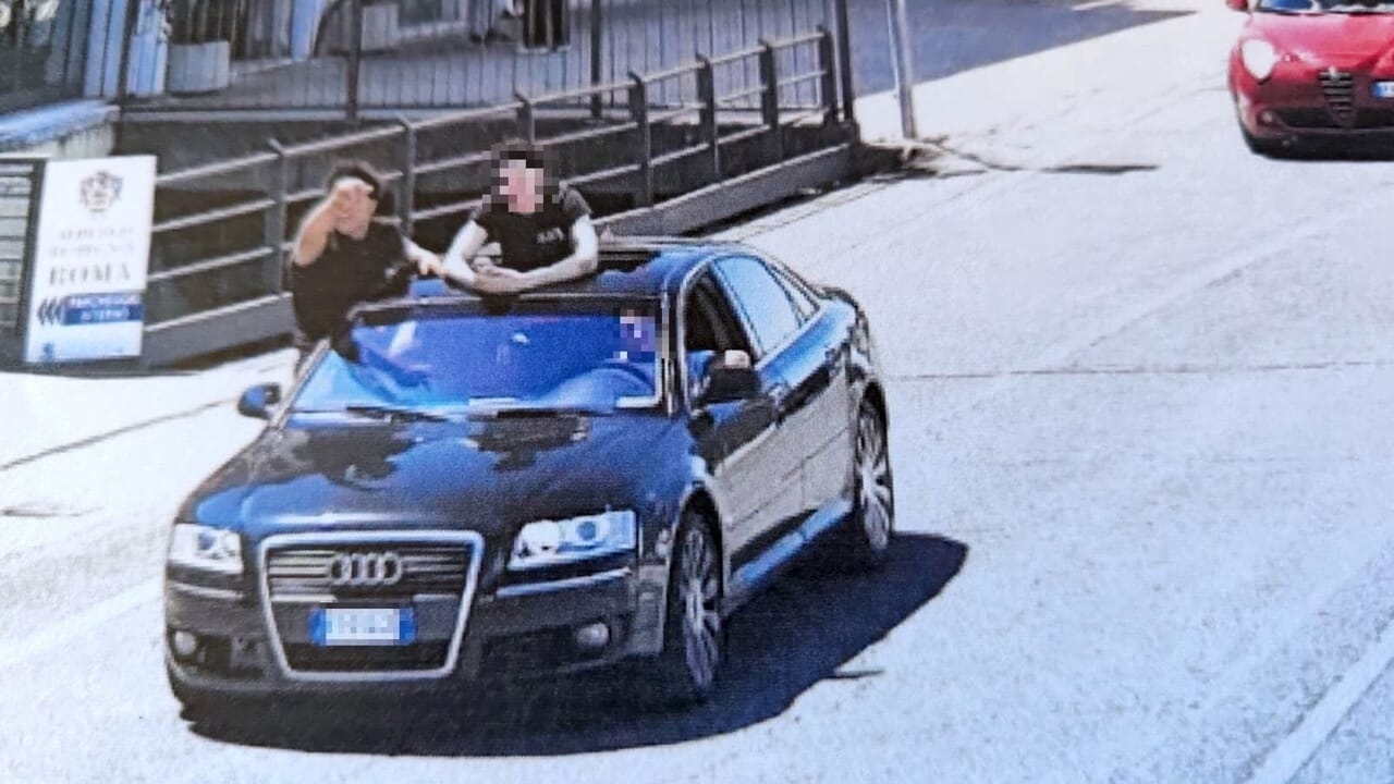 Graban un videoclip en su coche por unos cuantos "me gusta": la policía local los detiene