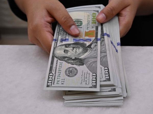 Dolar zamknął wtorek na minusie w oczekiwaniu na wyniki za pierwszą połowę roku.