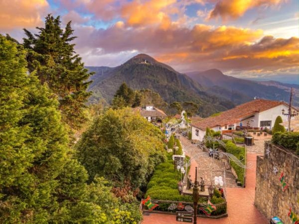 What are the safest neighborhoods to stay in Bogotá, according to AI?