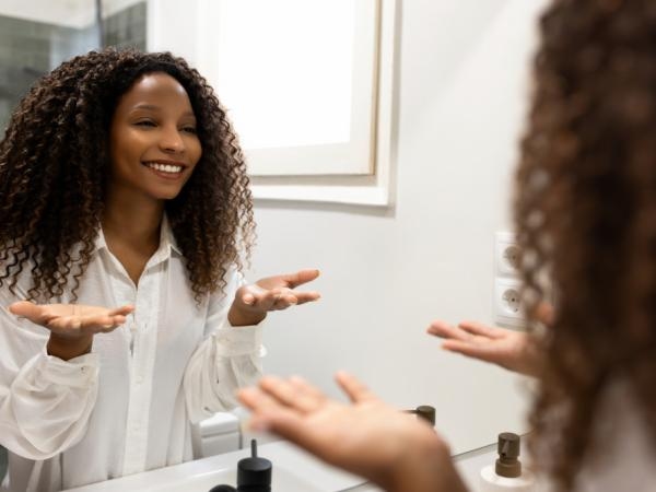 Parli da solo? Questi sarebbero i motivi per cui lo fa, secondo l'IA